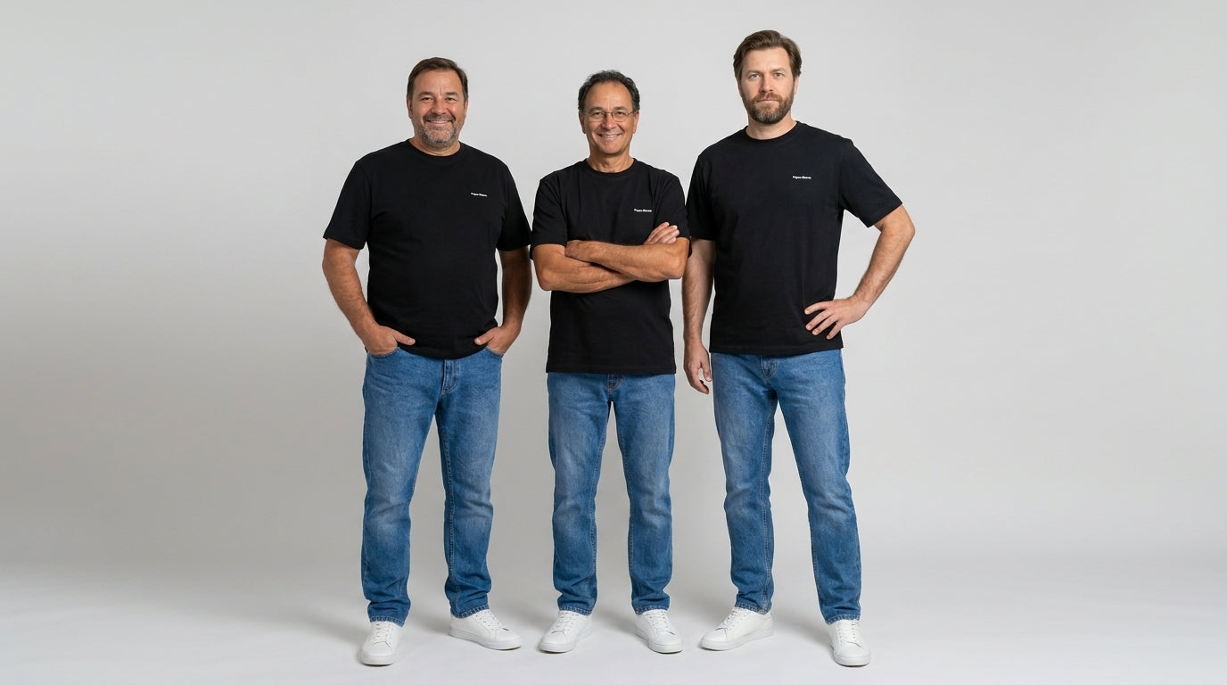 Drei Männer unterschiedlicher Größe tragen die Papas Shorts Jeans
